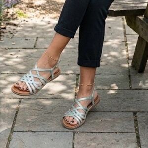 CUSHIONAIRE Joanna Flat Sandal, Women’s 7.5, Blue